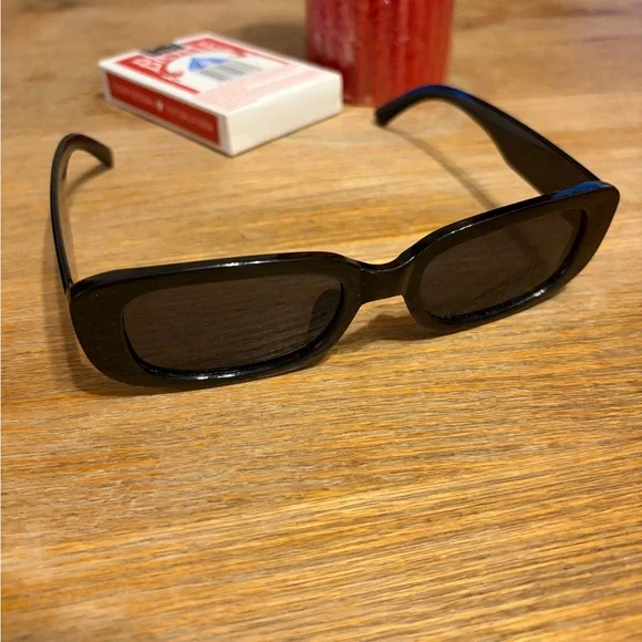 Black Rectangular Sunglasses - Picture 2 of 3